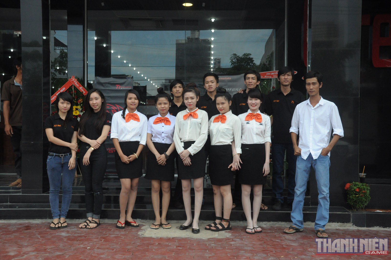 Anh Lê Anh Khôi (áo trắng, quần jean) cùng đội ngũ nhân viên trong ngày khai trương A.K Net.