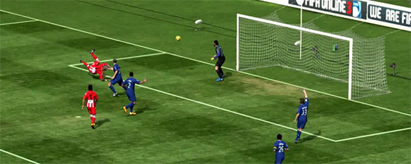 Tiền đạo Diego Forlan thuận hai chân bay người sút vô-lê trong FIFA online 3.