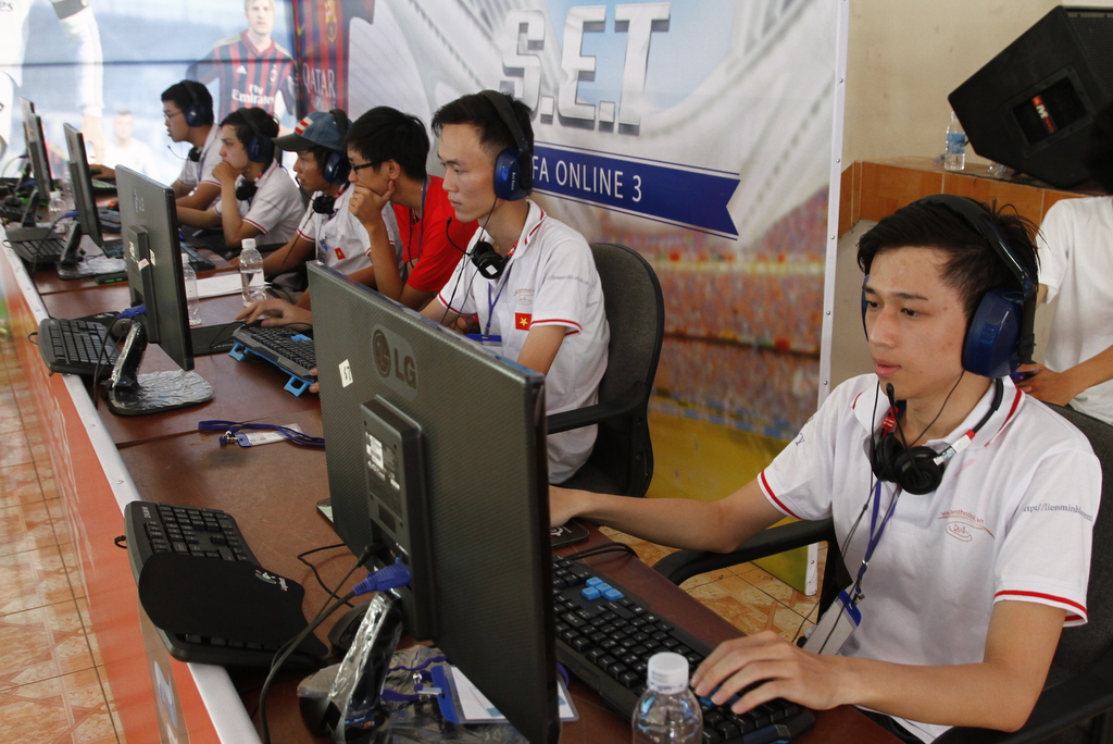 Hai đội tuyển Đại học Cần Thơ và Đại học Công nghệ Sài Gòn tranh Chung kết môn LMHT.