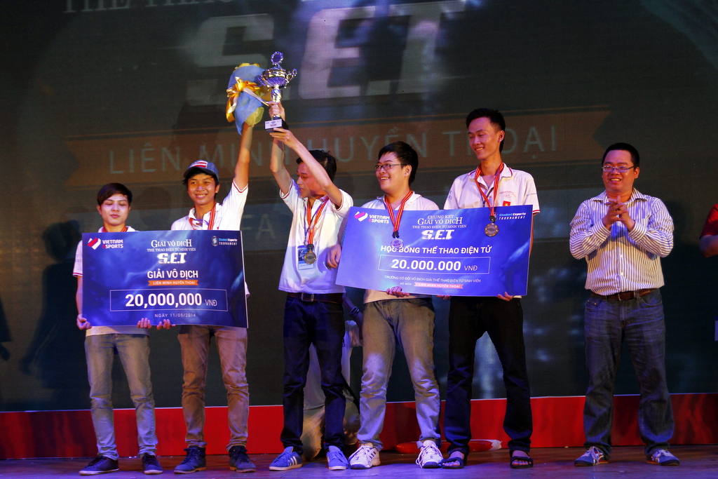 Đại học Cần Thơ đoạt cúp Vô địch LMHT tại Giải TTĐT Sinh viên 2014.