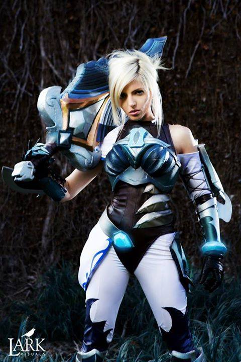 LMHT: Cosplay Katarina và Riven của Yasemin Arslan