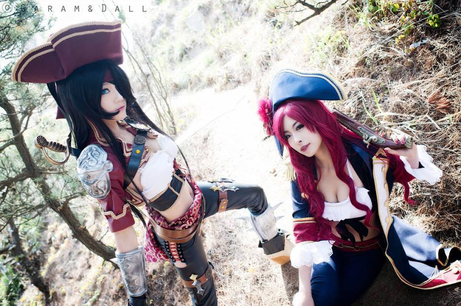 LMHT: cosplay Katarina đọ dáng cùng Miss Fortune