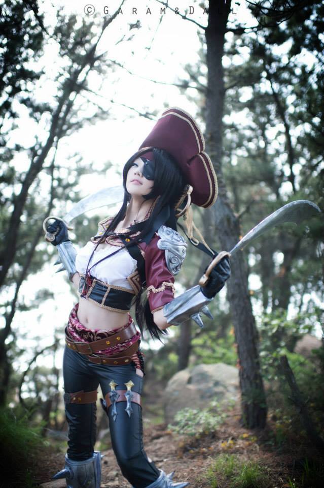 LMHT: cosplay Katarina trong trang phục Bilgewater