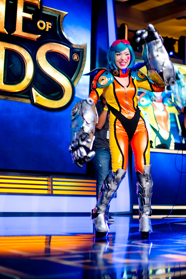 LMHT: cosplay Vi và Sona ấn tượng của nữ nhân viên Riot Games