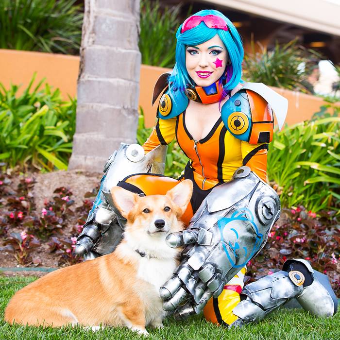 LMHT: cosplay Vi và Sona ấn tượng của nữ nhân viên Riot Games