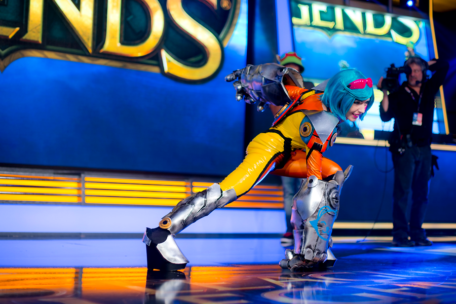 LMHT: cosplay Vi và Sona ấn tượng của nữ nhân viên Riot Games