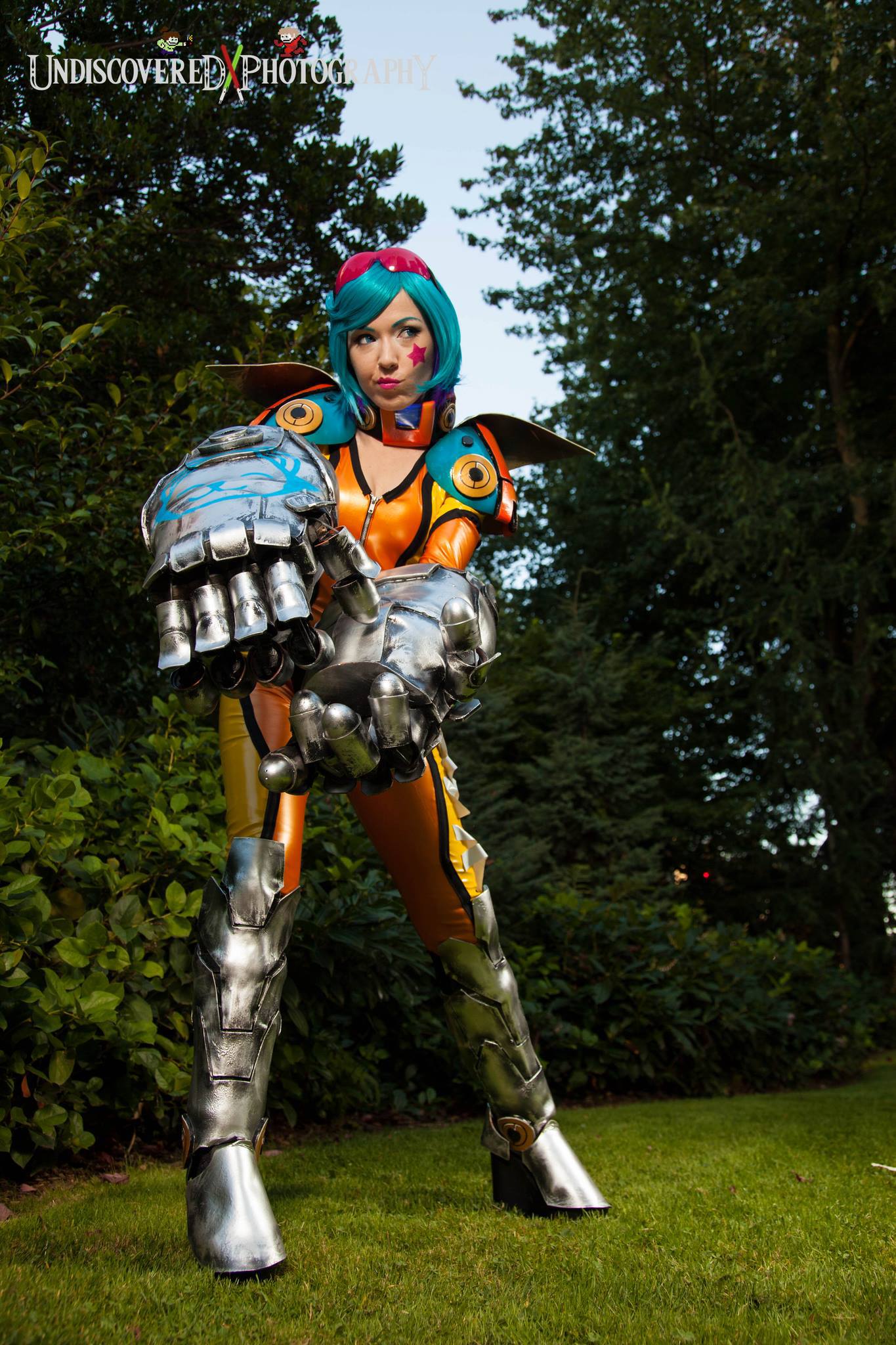 LMHT: cosplay Vi và Sona ấn tượng của nữ nhân viên Riot Games