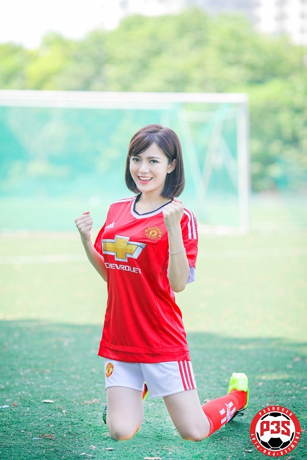 Hotgirl Tú Linh tung bộ ảnh ‘cosplay’ các đội bóng Ngoại hạng Anh