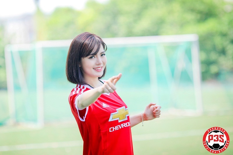 Hotgirl Tú Linh tung bộ ảnh ‘cosplay’ các đội bóng Ngoại hạng Anh