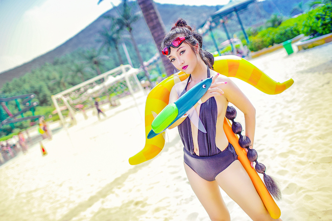 Cosplay LMHT: trời nóng, Vayne khoe dáng tại bãi biển