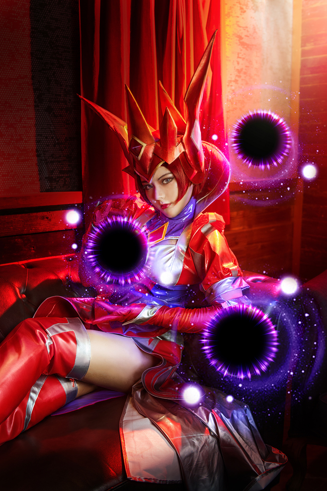 Cosplay LMHT: Lạnh lùng Syndra trong skin Queen of Diamonds