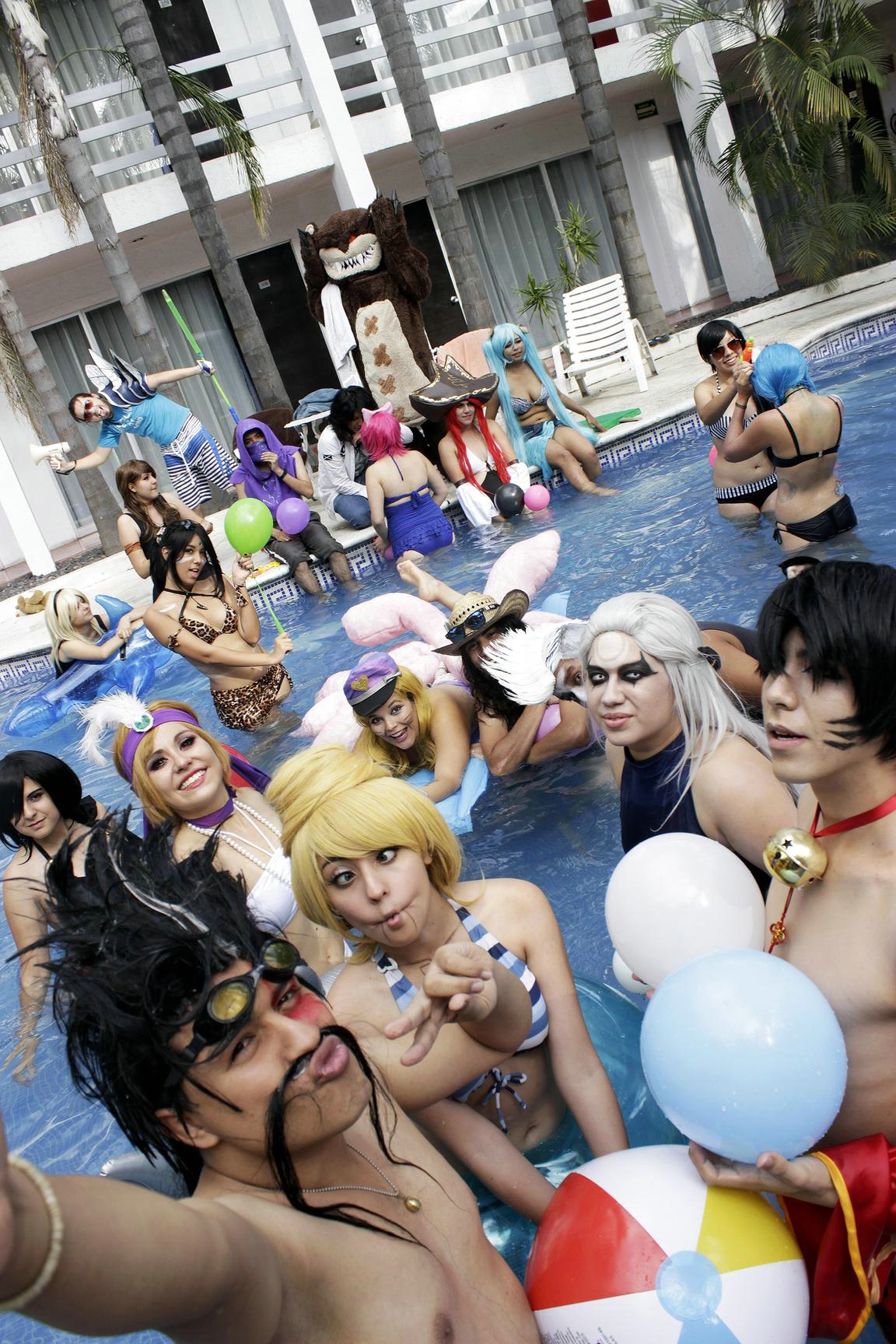 Mát rượi cùng bộ sưu tập ảnh cosplay Tiệc bể bơi của LMHT