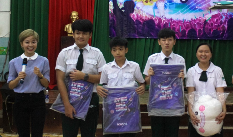 Quỹ học bổng game Touch đến trường PTTH Thái Bình