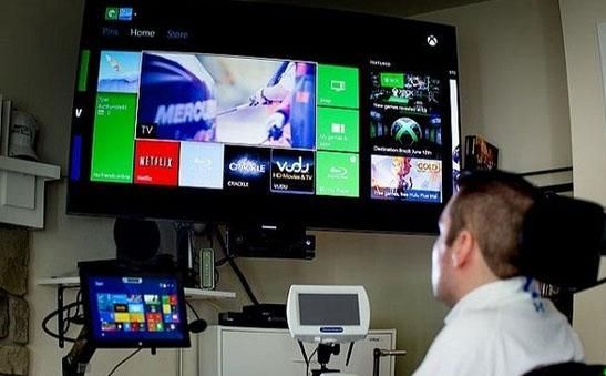 Chàng trai tàn tật Tyler Schrenk sử dụng Xbox one để điều trị phục hồi chức năng