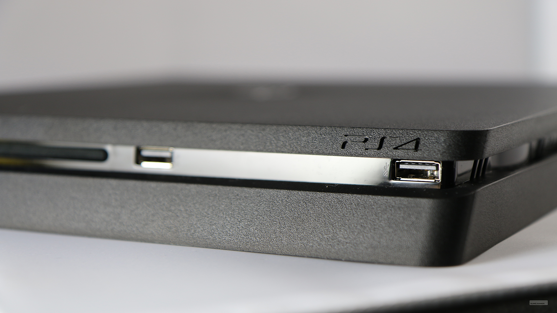 Lộ diện những hình ảnh đầu tiên của PS4 Slim, PS Plus bất ngờ tăng giá