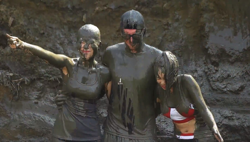Mud Bucket Challenge: Đổ bùn lên đầu, ngại gì mà không thử!