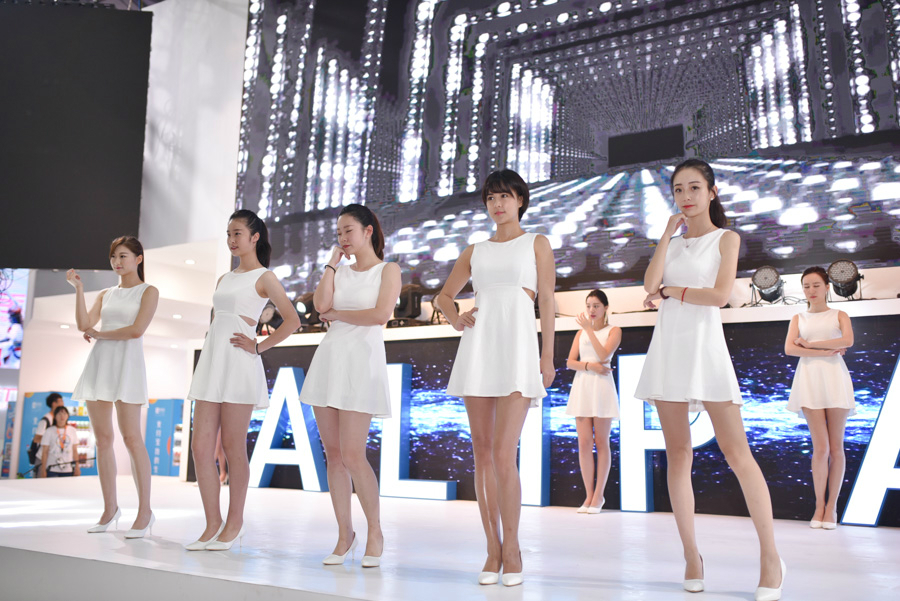 ChinaJoy 2016: Chiêm ngưỡng dàn showgirl mở màn ngày khai mạc