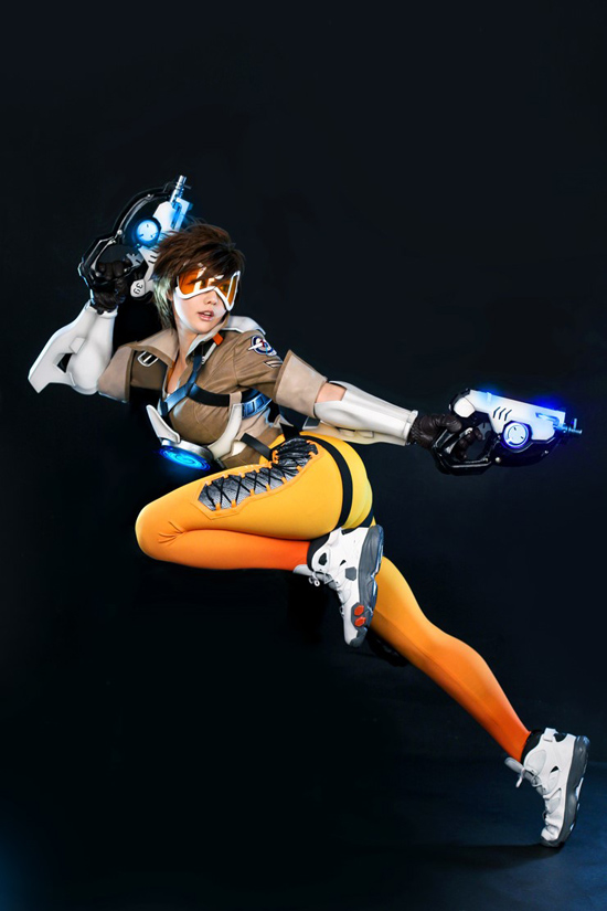 Ngắm cosplay Tracer cực ấn tượng của nhóm Spiral Cats