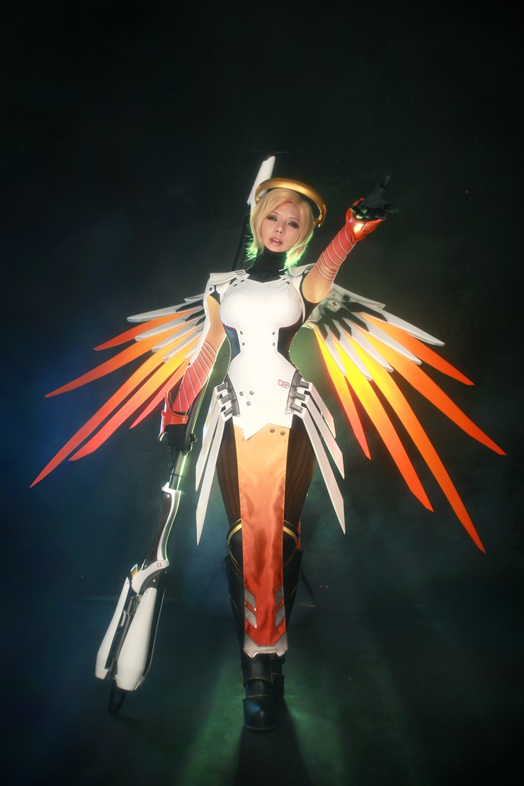 Ngắm cosplay Mercy cực quyến rũ của Spiral Cats