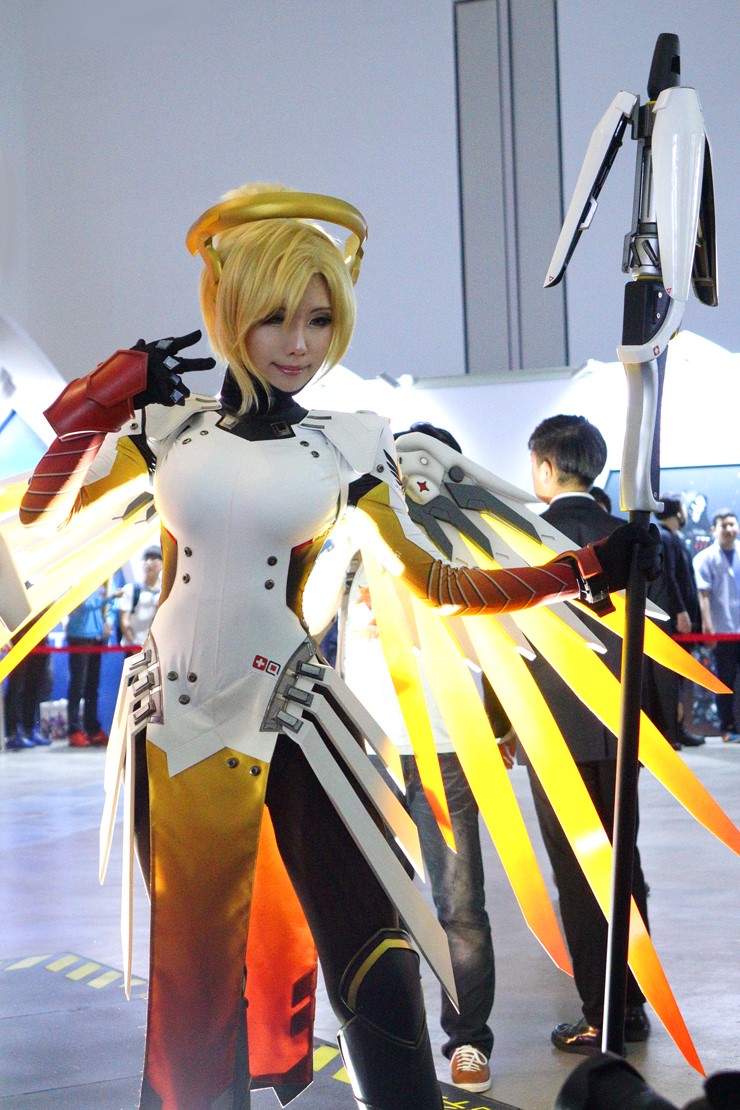 Ngắm cosplay Mercy cực quyến rũ của Spiral Cats