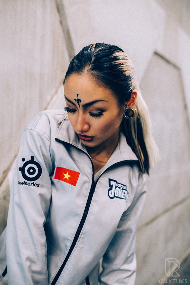 Mẫu Úc khoe dáng cùng áo khoác Saigon Jokers