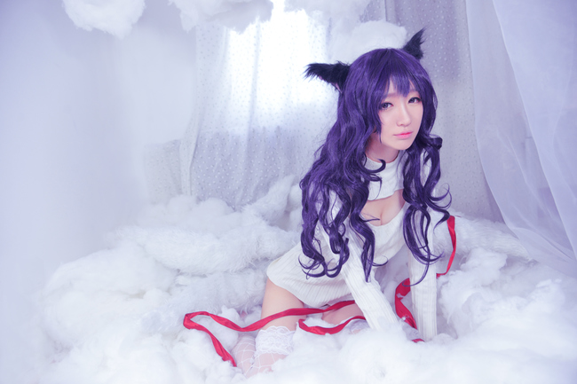 Cosplay Ahri hút hồn game thủ nhờ sắc trắng tinh khôi