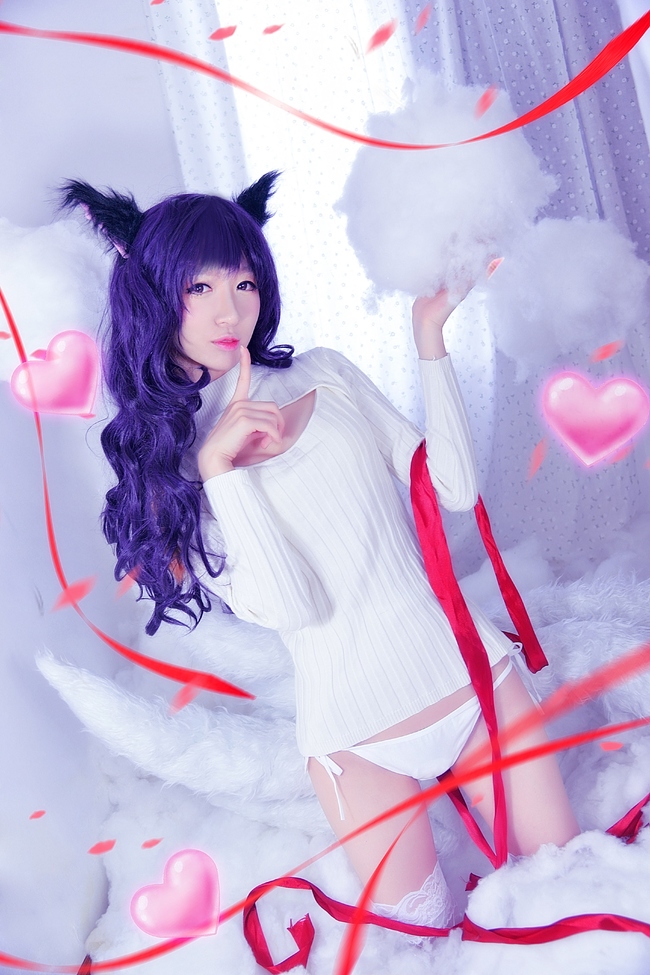 Cosplay Ahri hút hồn game thủ nhờ sắc trắng tinh khôi