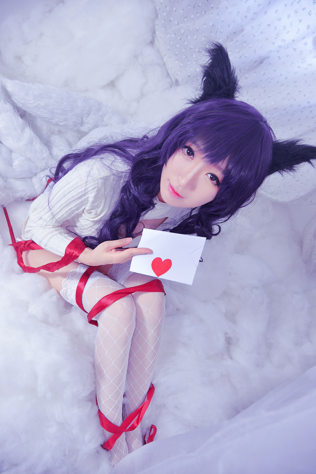 Cosplay Ahri hút hồn game thủ nhờ sắc trắng tinh khôi