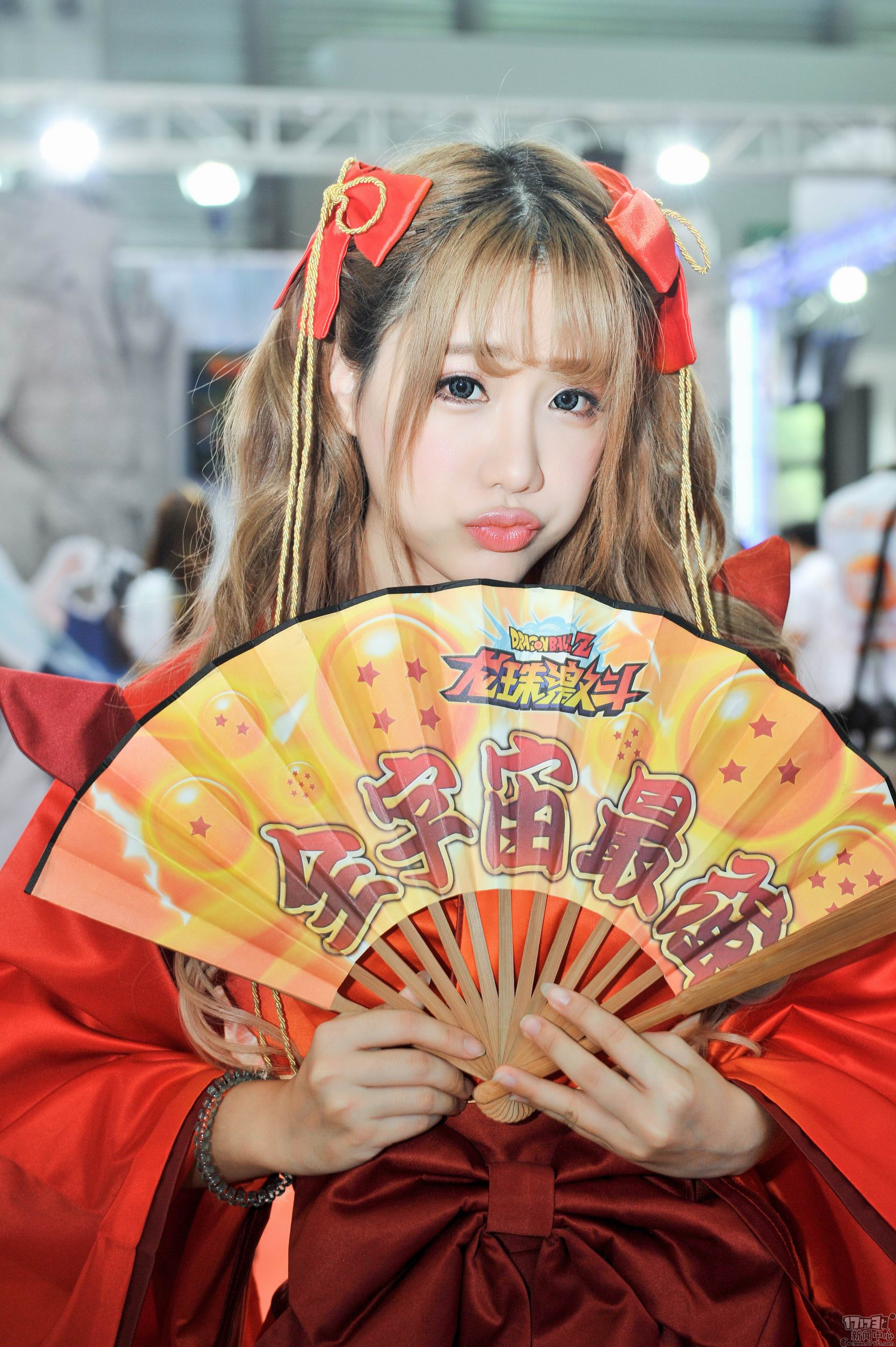 ChinaJoy 2016: Cận cảnh dàn showgirl tại các gian hàng - Ngày 2