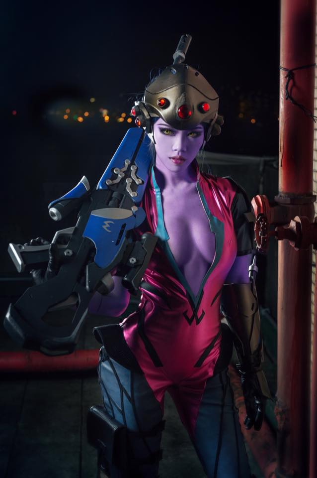 Overwatch: Julia tiếp tục gây bão với cosplay Widowmaker