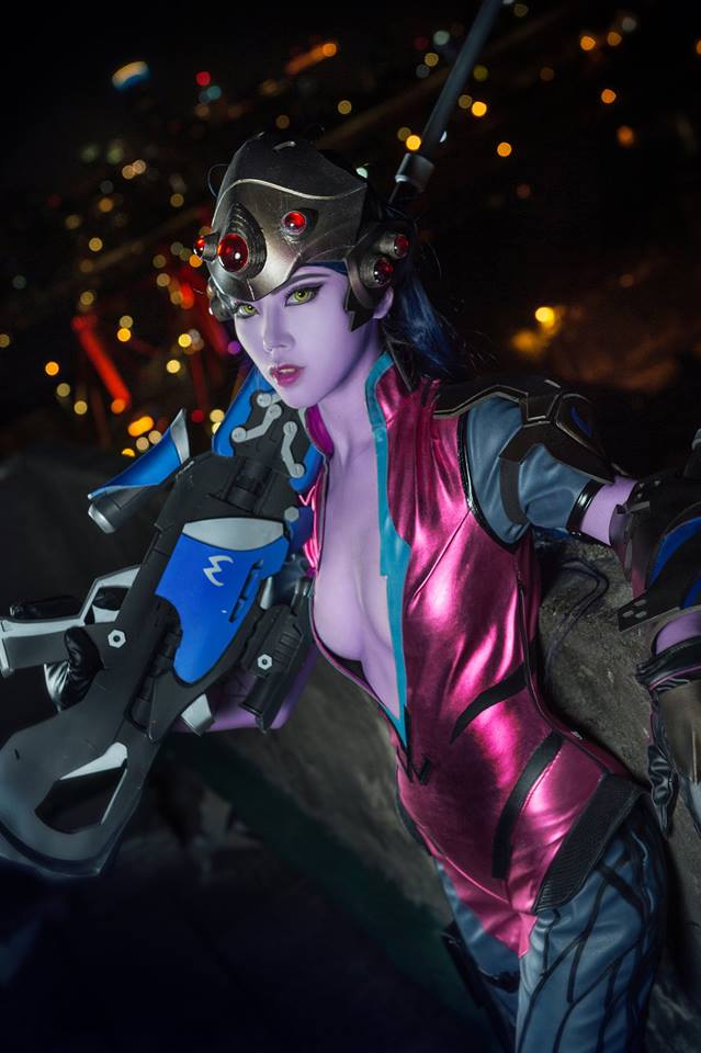 Overwatch: Julia tiếp tục gây bão với cosplay Widowmaker