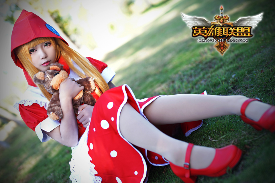 LMHT: Cosplay Annie Quàng Khăn Đỏ đáng yêu như thiên thần của Nam Cung Huyễn Mặc