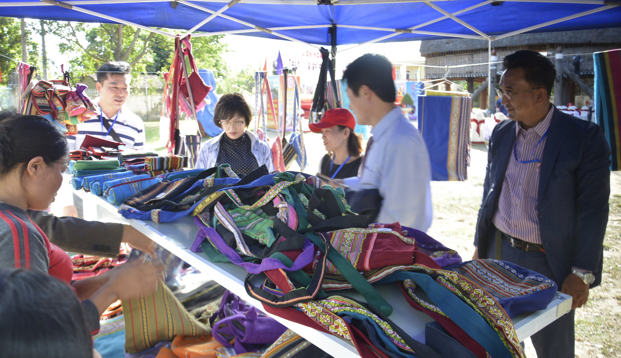 Nghề dệt thổ cẩm truyền thống của người K'ho, người Châu Mạ tham gia  Festival nghề truyền thống Huế 2019 - thuathienhue.gov.vn