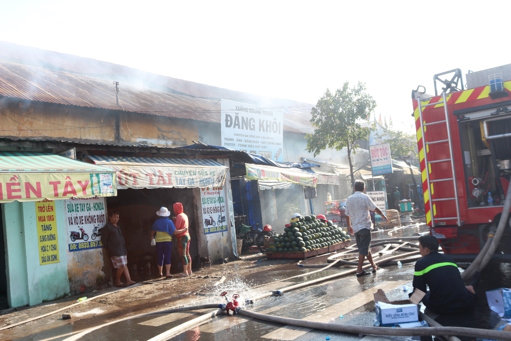 Hàng chục hộ dân tại đây thiệt hại nặng nề sau vụ cháy - Ảnh: Hoài Nhơn