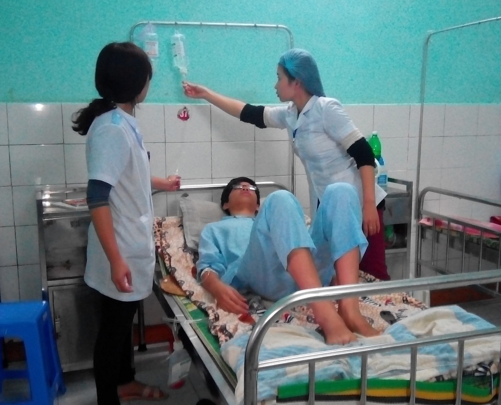 Em Phạm Trọng Bằng vẫn đang được điều trị tại Bệnh viện Đa khoa tỉnh Thái Bình - Ảnh: Văn Đông