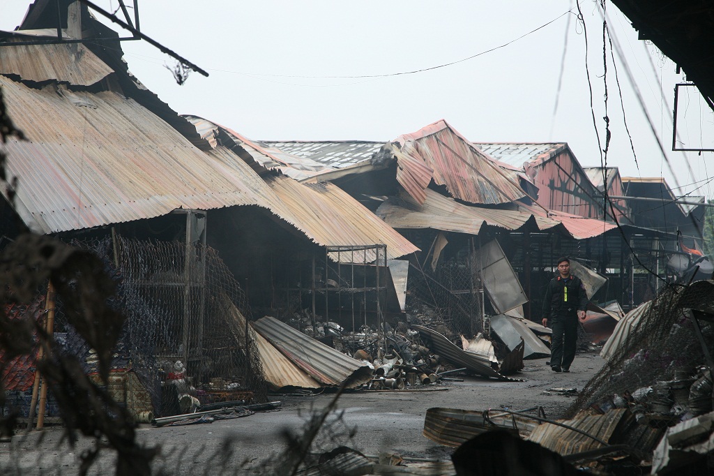 Chợ Phủ Lý tan hoang sau vụ cháy - Ảnh: Văn Đông