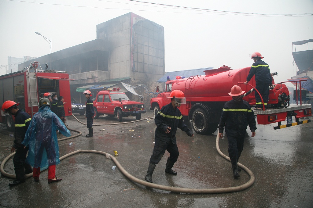 Đến hơn 5 giờ sáng, đám cháy tại chợ Phủ Lý được dập tắt hoàn toàn: Ảnh - Văn Đông