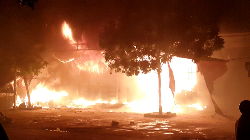 Đám cháy bùng phát và lan rộng tại chợ Phủ Lý - Ảnh: Văn Đông
