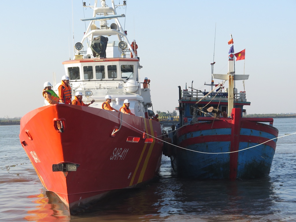 Tàu cá và 6 thuyền viên bị nạn được đưa và bờ an toàn - Ảnh: Hoàng Long