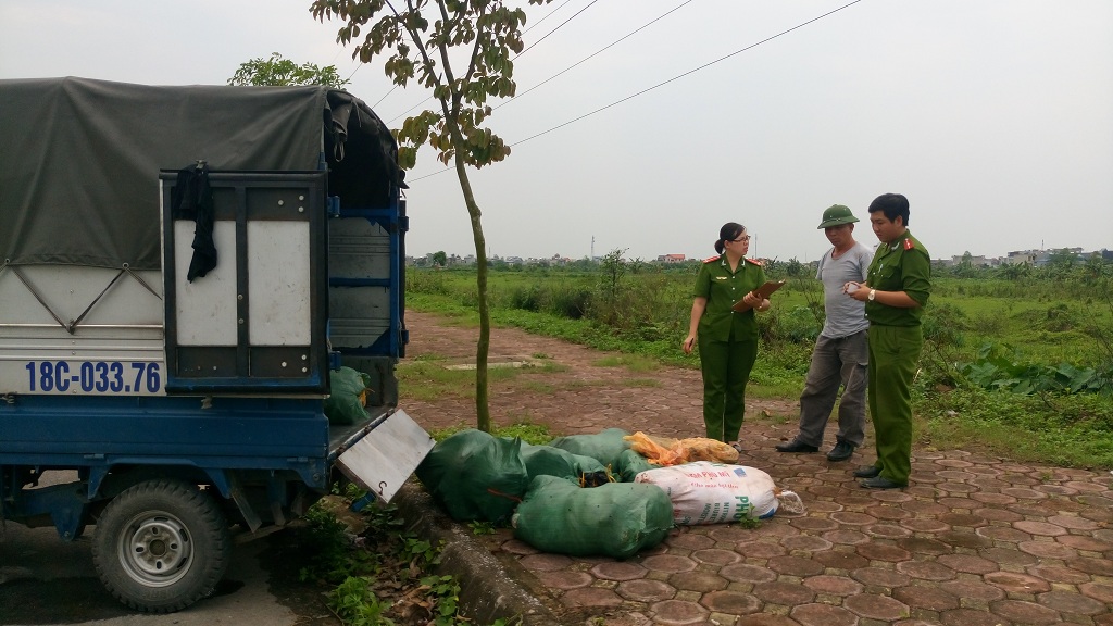 Bắt giữ xe tải vận chuyển nội tạng không rõ nguồn gốc vào Nam Định - Ảnh: Văn Đông