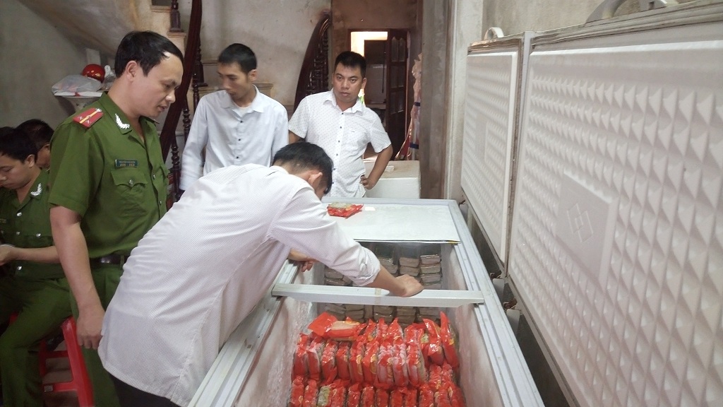 Cơ quan chức năng kiểm tra mặt hàng của cửa hàng tại Nam Định-  Ảnh: Văn Đông