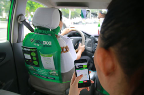 H3: Cả những tài xế taxi đang chạy hãng cũng đang dùng công nghệ bên Grabtaxi để có thêm nhiều khách - Ảnh: T.Luân
