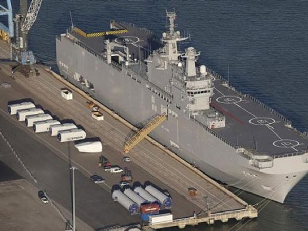 Tổng thống Pháp Francois Hollande quyết không giao tàu Mistral cho Nga nếu Moscow còn can thiệp cuộc chiến Ukraine - Ảnh: Reuters