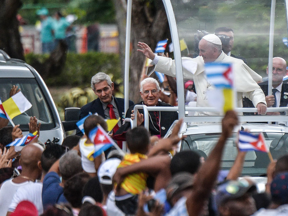 Việc Giáo hoàng thường xuyên tiếp xúc với đám đông tín đồ là điều khiến giới chức an ninh Mỹ lo ngại - Ảnh: AFP