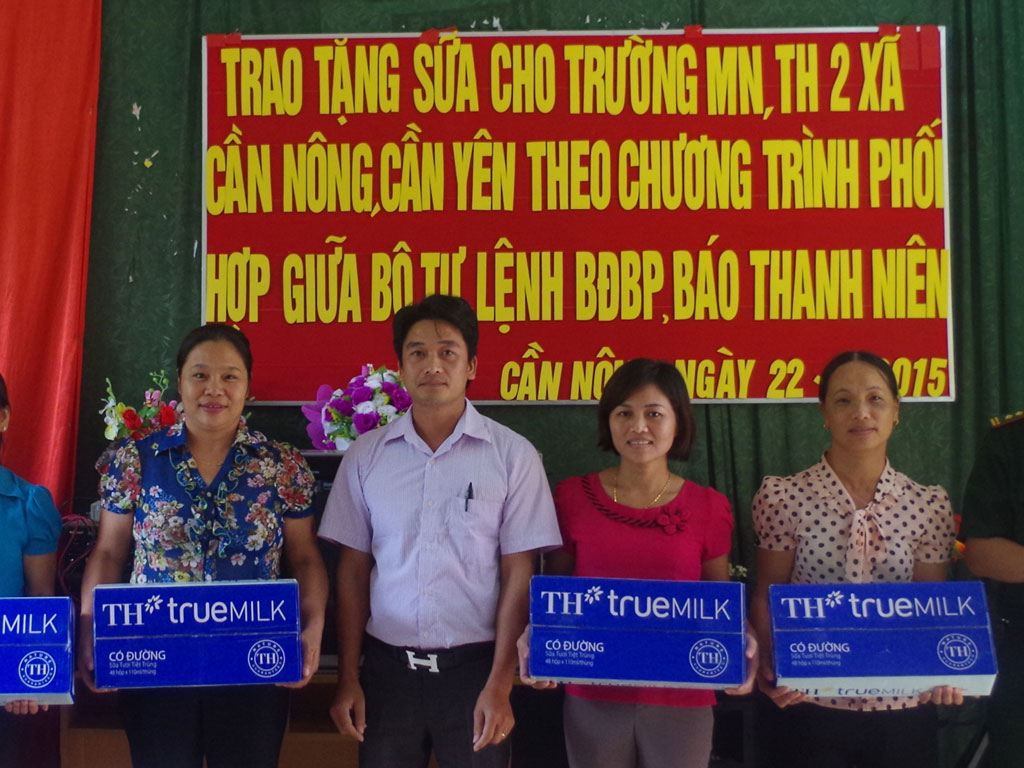 Giáo viên ở các điểm trường xã Cần Nông, Cần Yên nhận quà tặng cho học sinh - Ảnh: Minh Thắng