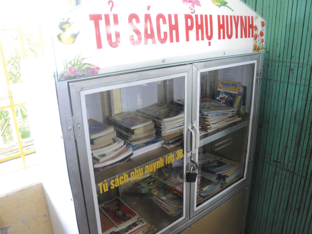 “Tủ sách phụ huynh” ở một lớp học của Trường tiểu học Thụy Phương (Thái Bình) - Ảnh: Kim Khang