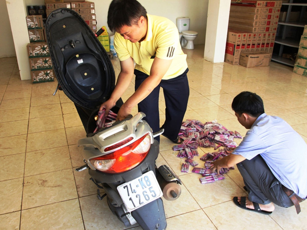 Với chiếc xe máy người ta có thể vận chuyển số hàng trị giá 70 triệu đồng
Ảnh: Nguyễn Phúc