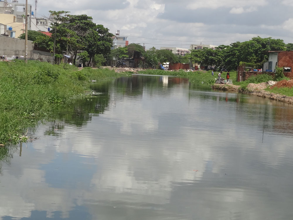 Khu vực dự án tiêu thoát nước và cải thiện ô nhiễm kênh Tham Lương - Bến Cát - Rạch Nước Lên, đoạn qua Q.Bình Tân vẫn đang dang dở - Ảnh: An Huy