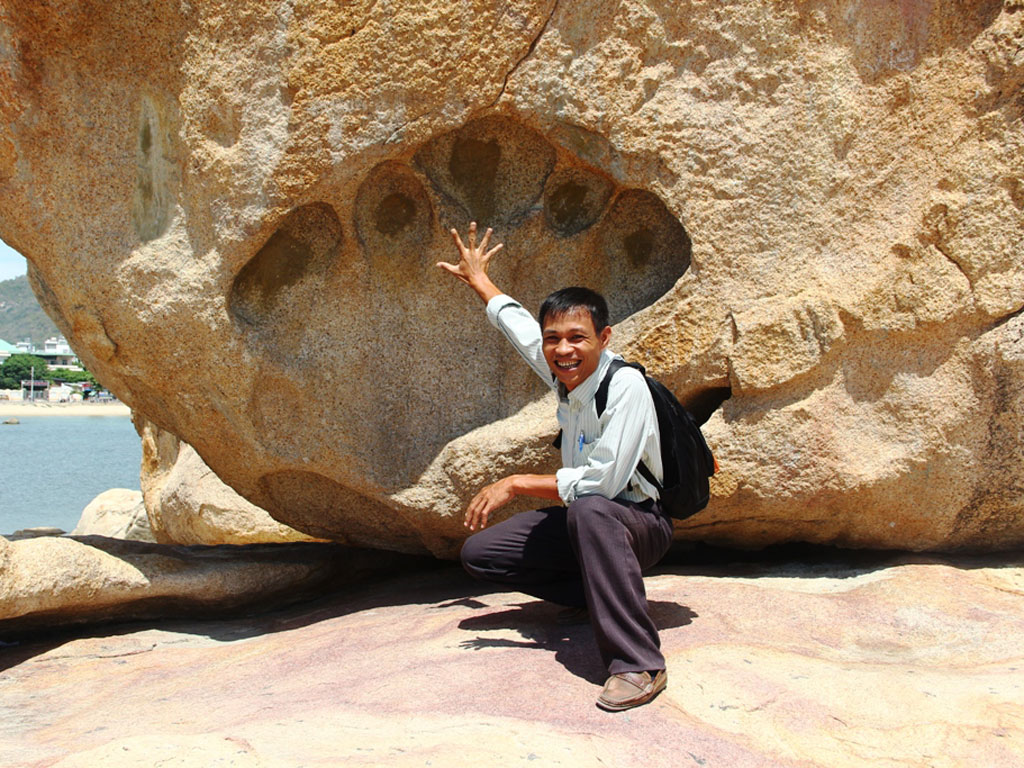 Dấu bàn tay khổng lồ trên đá tại Hòn Chồng - Ảnh: Nguyễn Chung
