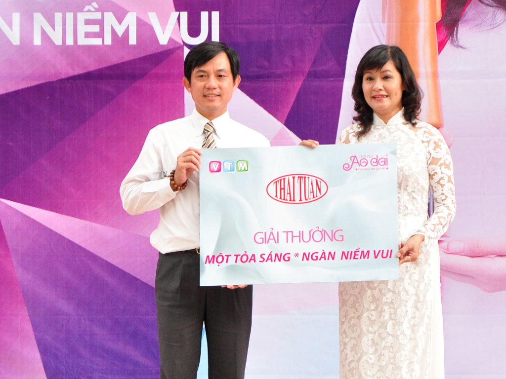 Ông Thái Tuấn Kiều - Phó tổng giám đốc trao bảng phần quà thưởng cho cô Yến Trinh - Hiệu trưởng Trường THPT chuyên Lê Hồng Phong - Ảnh: Thái Tuấn cung cấp
